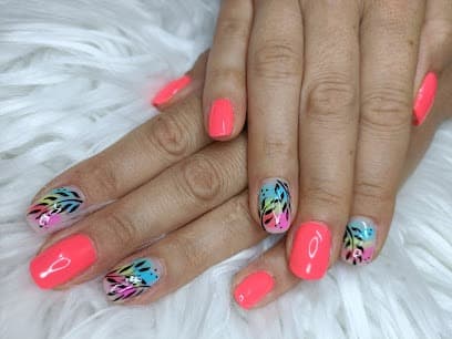 Pose corail avec accent multicolore