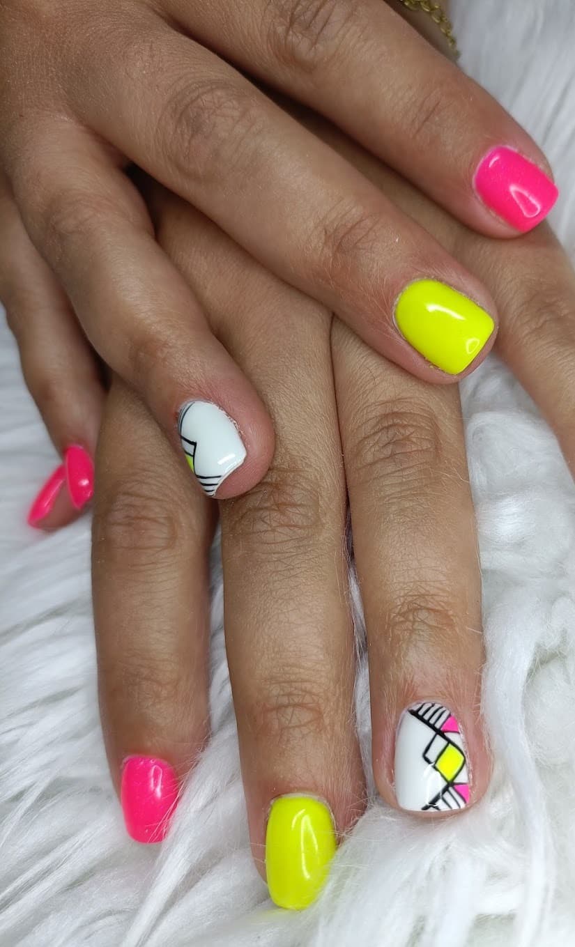 Manucure néon jaune et rose avec nail art géométrique