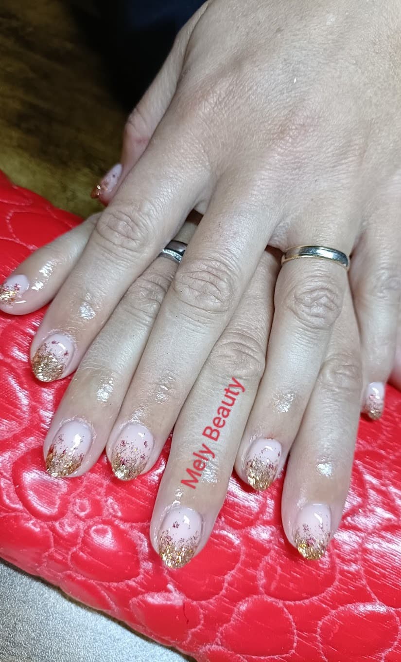 French nude avec paillettes dorées par Mely Beauty