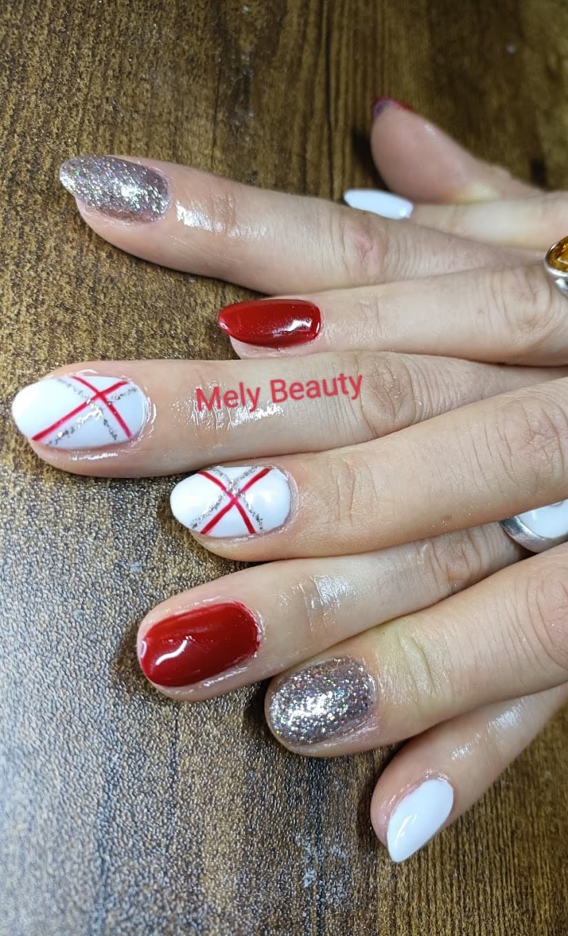 Manucure rouge et blanche motif croisillons et glitter