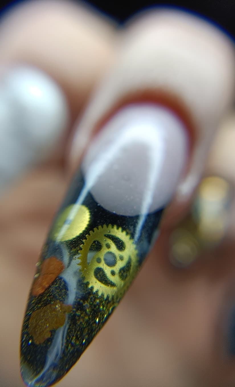 Nail art steampunk avec engrenage encapsulé